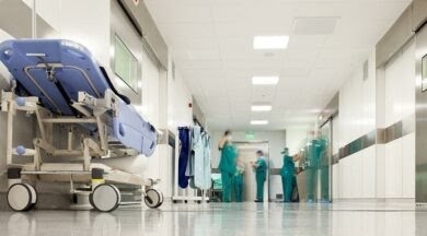 Sağlık çalışanları iş bırakıyor
