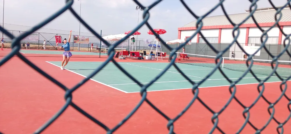 137 sporcu, 860 bin TL ödül için raket sallıyor