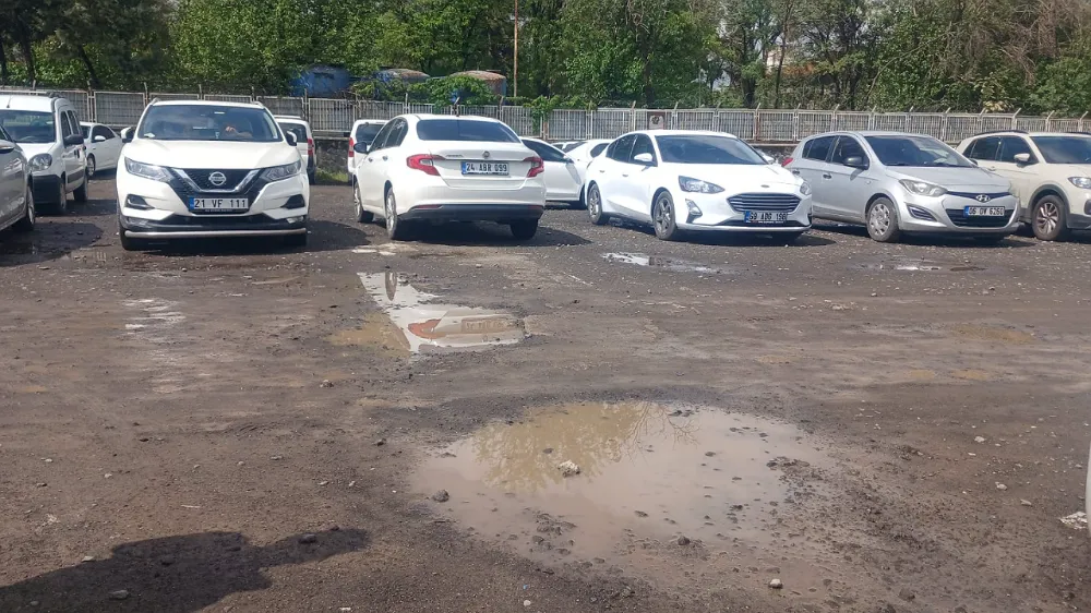 Hastahane otoparkı köstebek yuvasına döndü 