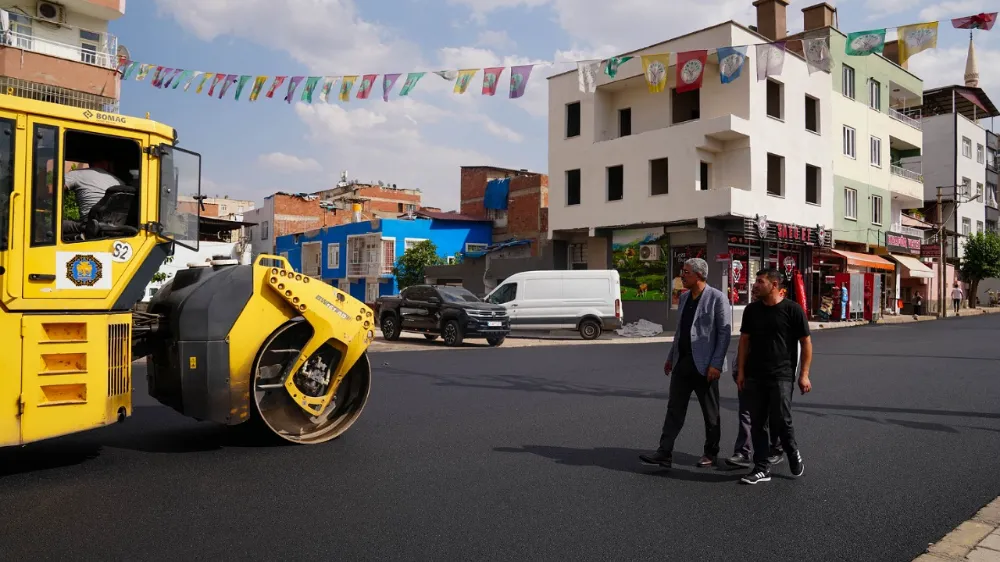 Eş Başkan Siraç Çelik, asfalt çalışmalarını inceledi, esnafla buluştu 